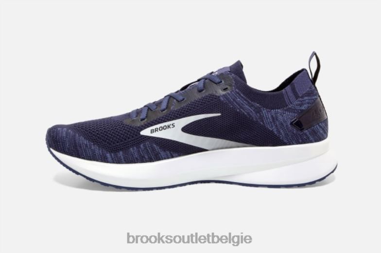 V8D8N1943 zweven 4 marine Brooks